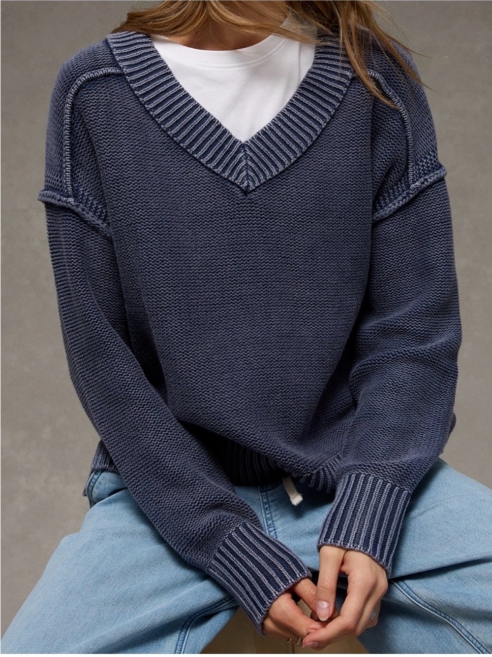 AE Long Weekend V neck Sweater- Lg